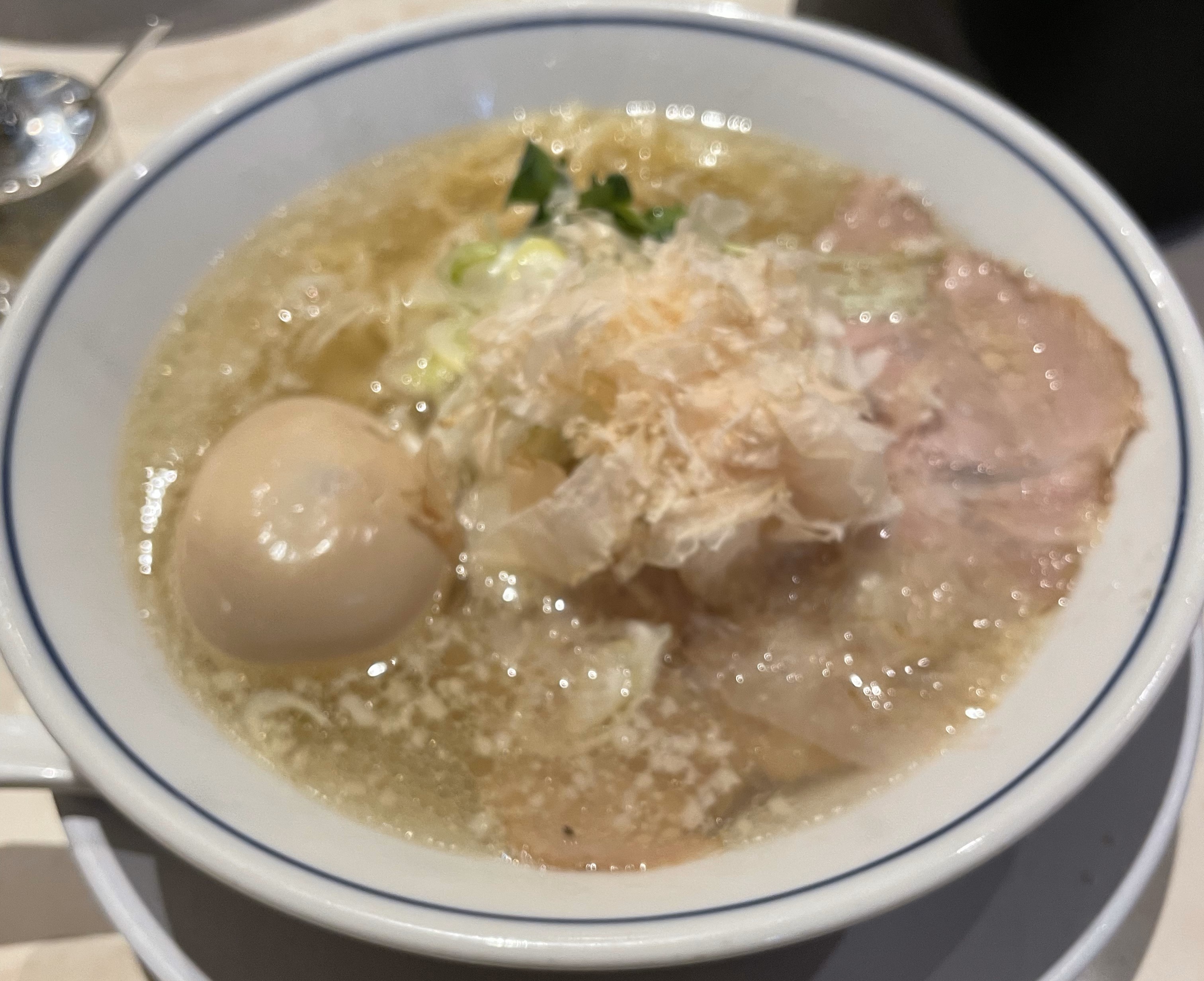 ラーメンの世界（高槻市 鱗）